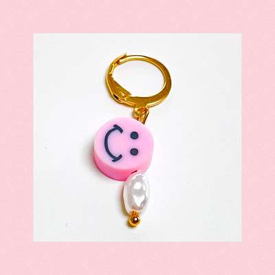 Gouden one piece earring pink smiley
