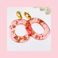 Gouden resin hangers ovaal pink/red gold transparant